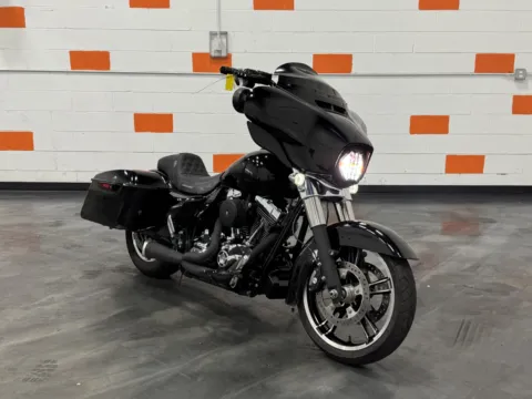 Photos of 2016 HARLEY DAVIDSON STREET GLIDE FLHX for sale in Columbus, OH at Moto Boutique