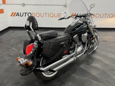 Another view of 2018 SUZUKI BOULEVARD C50 T VL800 for sale in Columbus, OH at Moto Boutique