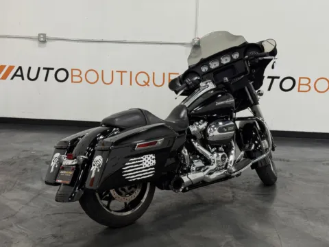 Another view of 2022 HARLEY DAVIDSON STREET GLIDE FLHX for sale in Columbus, OH at Moto Boutique