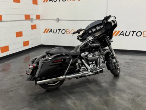 Another view of 2017 HARLEY DAVIDSON STREET GLIDE SPCIAL FLHXS for sale in Columbus, OH at Moto Boutique