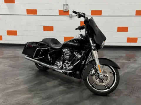 Photos of 2017 HARLEY DAVIDSON STREET GLIDE SPCIAL FLHXS for sale in Columbus, OH at Moto Boutique