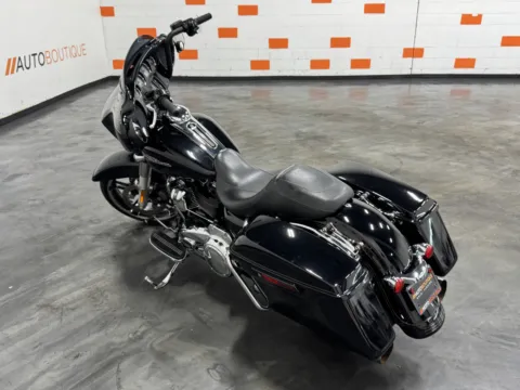 More photos of 2017 HARLEY DAVIDSON STREET GLIDE SPCIAL FLHXS at Moto Boutique, OH