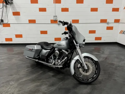 Photos of 2010 HARLEY DAVIDSON STREET GLIDE FLHX for sale in Columbus, OH at Moto Boutique