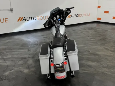 More photos of 2010 HARLEY DAVIDSON STREET GLIDE FLHX at Moto Boutique, OH