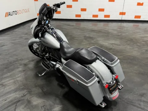 More photos of 2010 HARLEY DAVIDSON STREET GLIDE FLHX at Moto Boutique, OH
