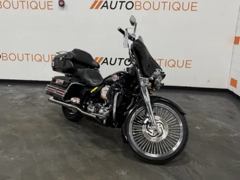 Another view of 2006 HARLEY DAVIDSON ULTRA CLASSIC FLHTCUI for sale in Columbus, OH at Moto Boutique