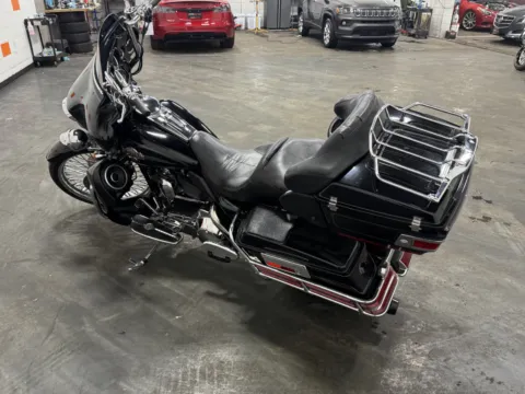 More photos of 2006 HARLEY DAVIDSON ULTRA CLASSIC FLHTCUI at Moto Boutique, OH