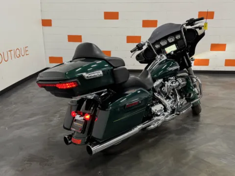 Another view of 2016 HARLEY DAVIDSON STREET GLIDE SPECIAL FLHXS for sale in Columbus, OH at Moto Boutique