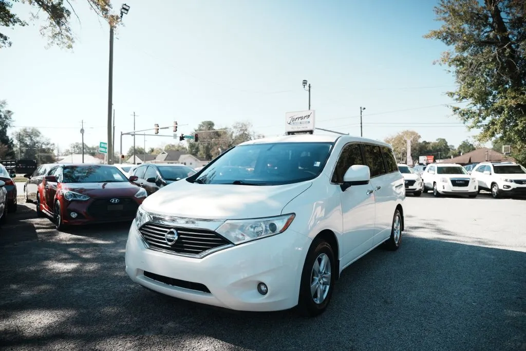 2015 Nissan Quest SV's photo