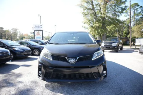 Photos of 2018 Toyota Sienna for sale in Statesboro, GA at Jarrard Pre-Owned Vehicles