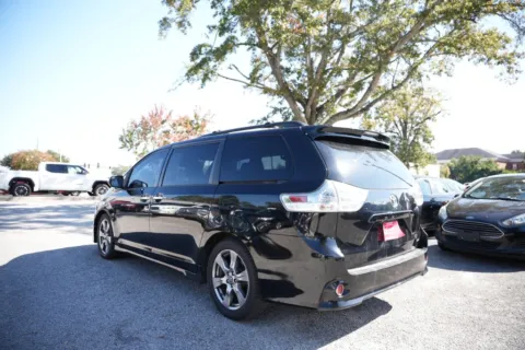 More photos of 2018 Toyota Sienna at Jarrard Pre-Owned Vehicles, GA