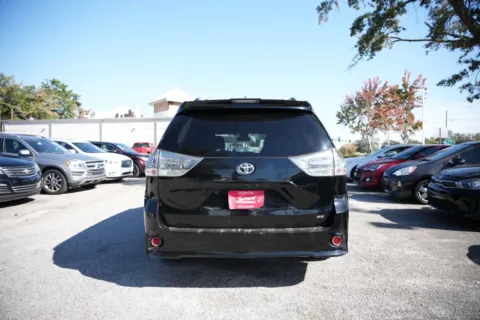 More photos of 2018 Toyota Sienna at Jarrard Pre-Owned Vehicles, GA