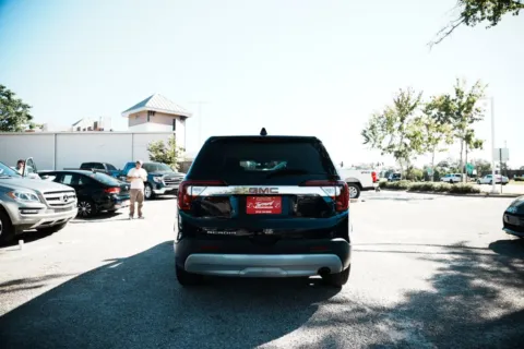 More photos of 2021 GMC Acadia SLE at Jarrard Pre-Owned Vehicles, GA