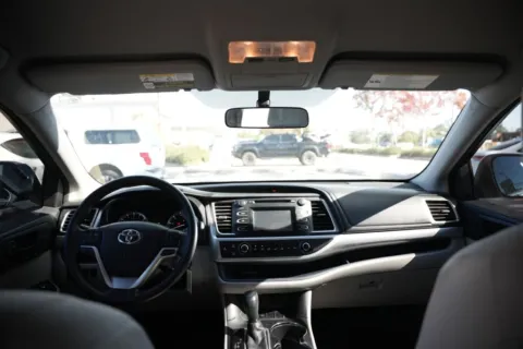 More photos of 2016 Toyota Highlander at Jarrard Pre-Owned Vehicles, GA