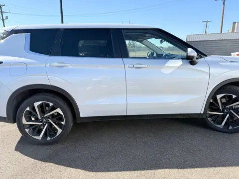 Photos of 2024 Mitsubishi Outlander SE Black Edition w/Pano Roof for sale in West Memphis, AR at D3 Chrysler Dodge Jeep Ram