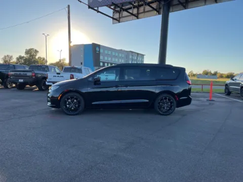 More photos of 2026 Chrysler Pacifica Select at D3 Chrysler Dodge Jeep Ram, AR