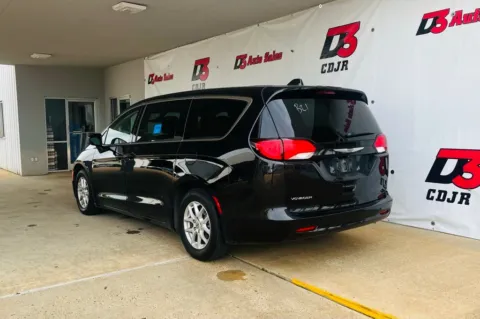 More photos of 2022 Chrysler Voyager LX at D3 Chrysler Dodge Jeep Ram, AR