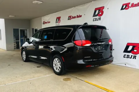 More photos of 2022 Chrysler Voyager LX at D3 Chrysler Dodge Jeep Ram, AR