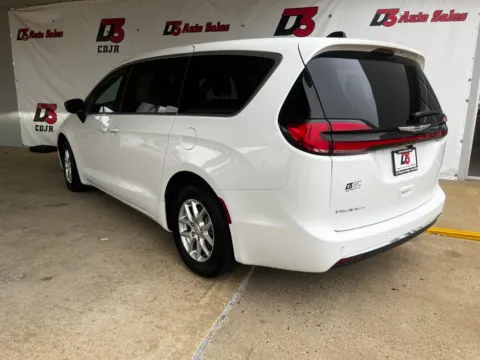 More photos of 2026 Chrysler Pacifica Select at D3 Chrysler Dodge Jeep Ram, AR