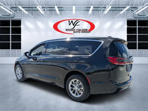 More photos of 2026 Chrysler Pacifica Select at Woody Folsom CDJR of Douglas, GA