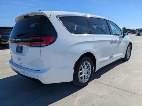 More photos of 2026 Chrysler Pacifica Select at Woody Folsom CDJR of Douglas, GA