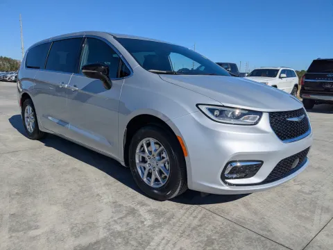 Photos of 2026 Chrysler Pacifica Select for sale in Douglas, GA at Woody Folsom CDJR of Douglas