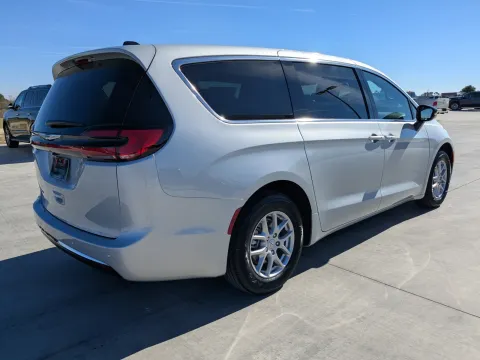 More photos of 2026 Chrysler Pacifica Select at Woody Folsom CDJR of Douglas, GA