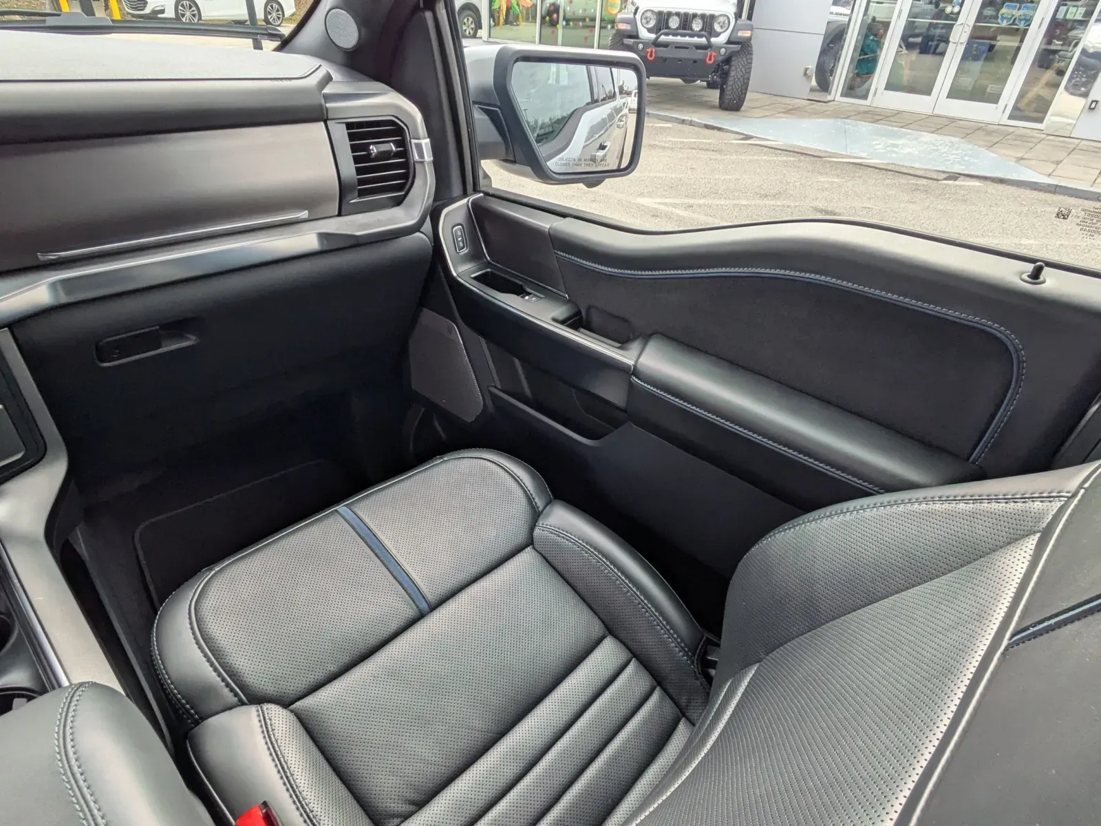 2025 Ford F-150 Platinum - Photo 17