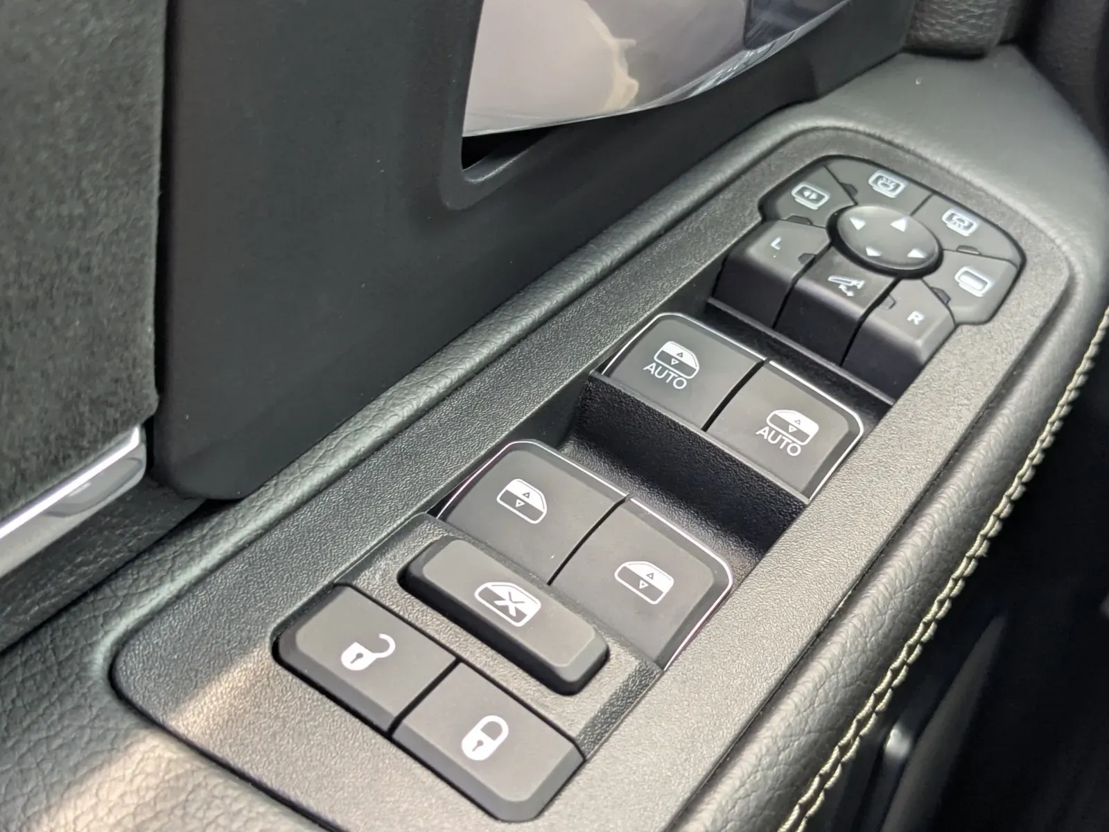 2025 RAM 2500 Laramie - Photo 18