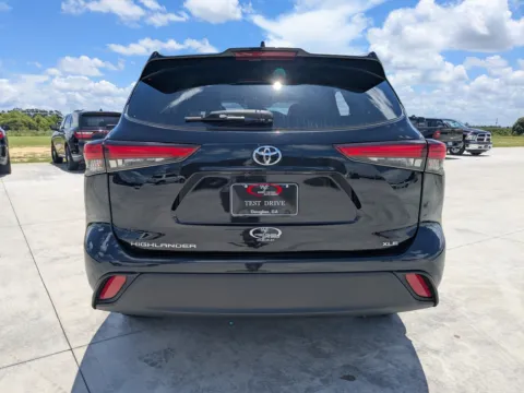 More photos of 2020 Toyota Highlander XLE at Woody Folsom CDJR of Douglas, GA
