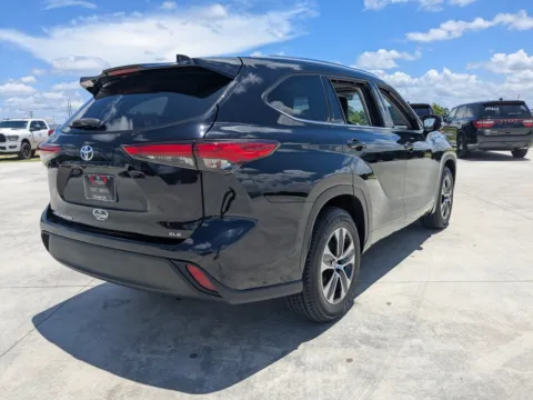 More photos of 2020 Toyota Highlander XLE at Woody Folsom CDJR of Douglas, GA