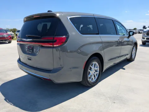 More photos of 2025 Chrysler Pacifica Select at Woody Folsom CDJR of Douglas, GA