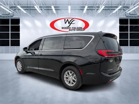 More photos of 2025 Chrysler Pacifica Select at Woody Folsom CDJR of Douglas, GA