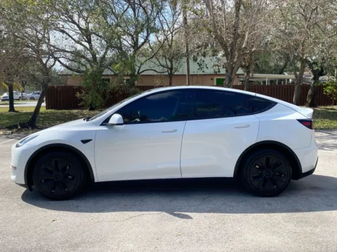 More photos of 2022 Tesla Model Y Long Range at Auto Trust USA, FL