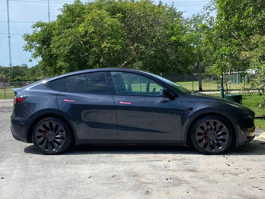2025 Tesla Model Y Performance - Photo 10