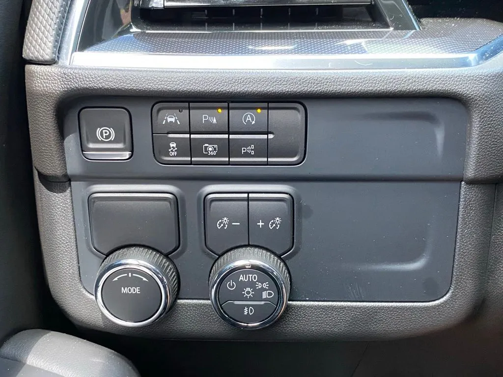 2025 Chevrolet Suburban RST - Photo 21