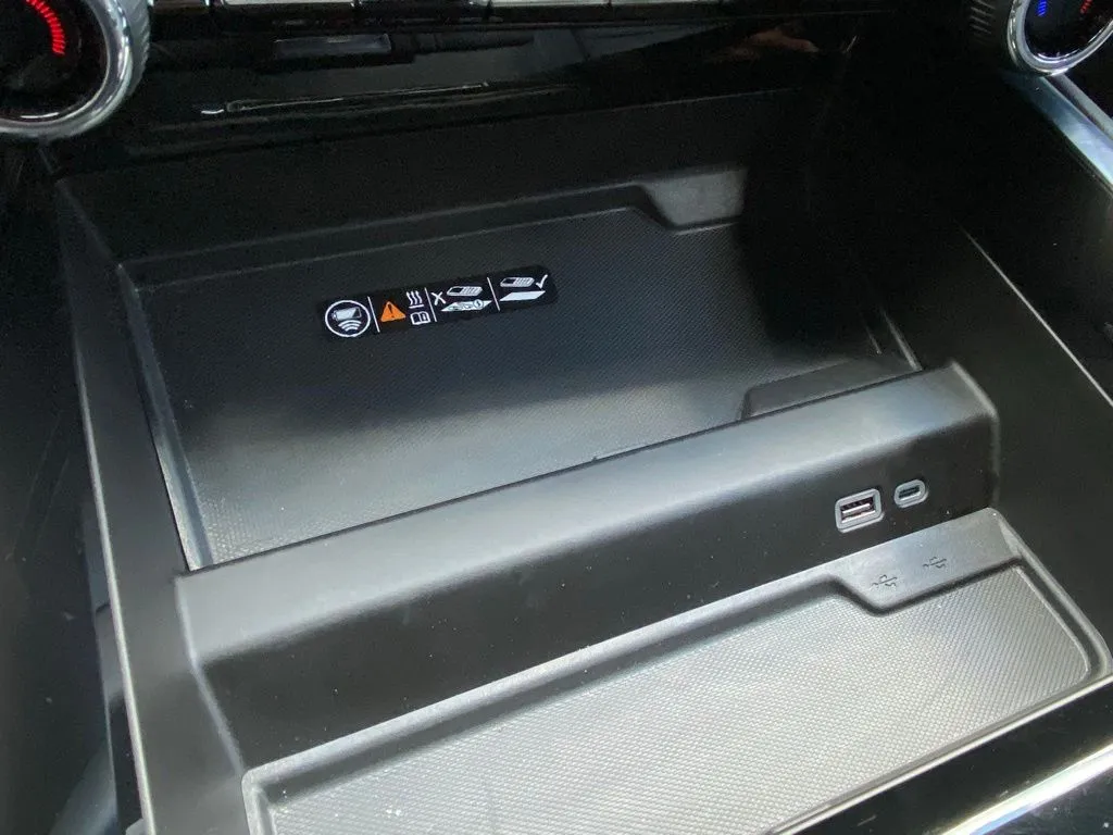 2025 Chevrolet Suburban RST - Photo 31