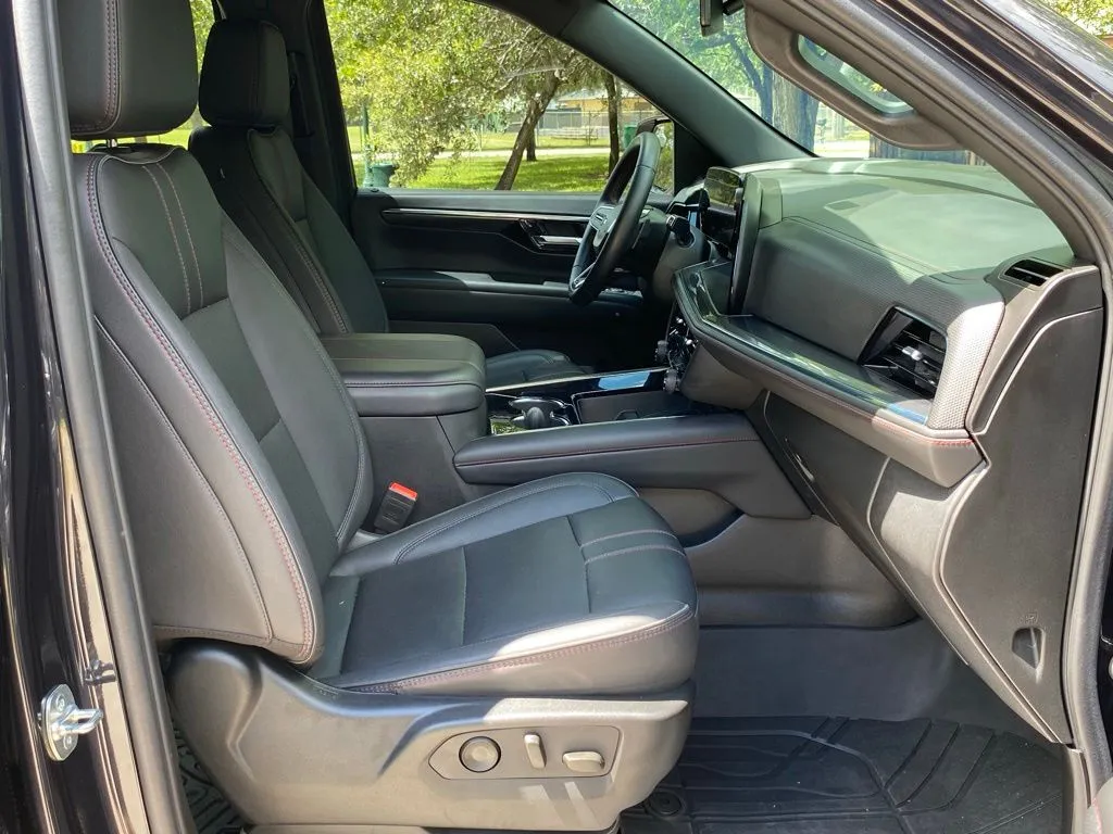 2025 Chevrolet Suburban RST - Photo 15