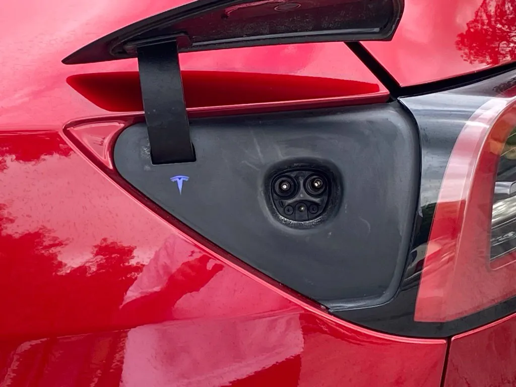 2024 Tesla Model Y Long Range - Photo 16