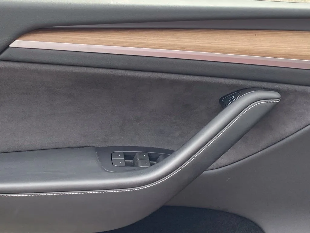 2024 Tesla Model Y Long Range - Photo 18