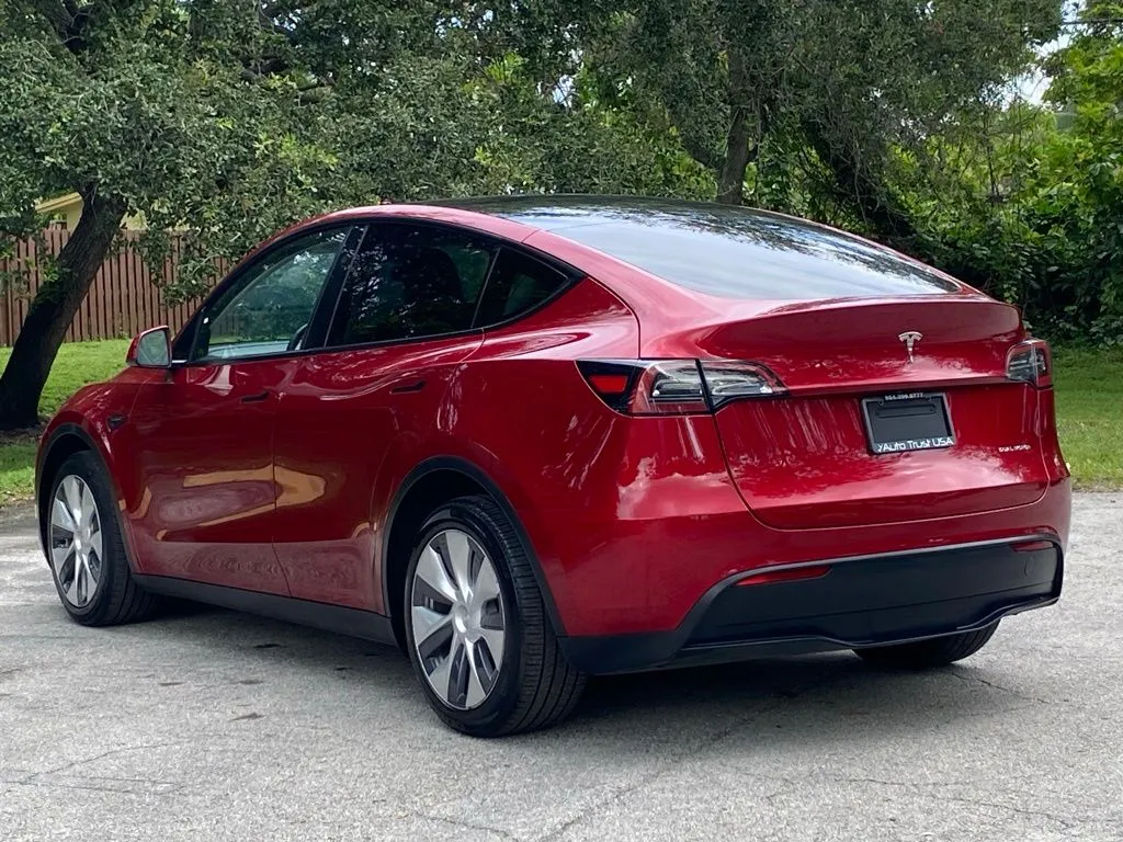 2024 Tesla Model Y Long Range - Photo 10