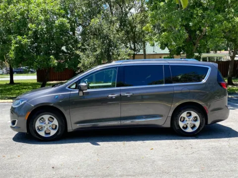 More photos of 2018 Chrysler Pacifica Hybrid Touring L at Auto Trust USA, FL