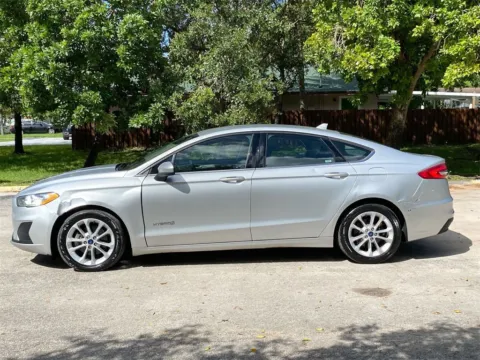 More photos of 2019 Ford Fusion Hybrid SE at Auto Trust USA, FL