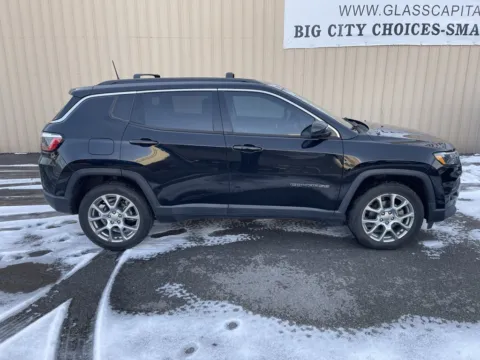 Photos of 2022 Jeep Compass Latitude Lux for sale in Dunkirk, IN at Glass Capital CDJR