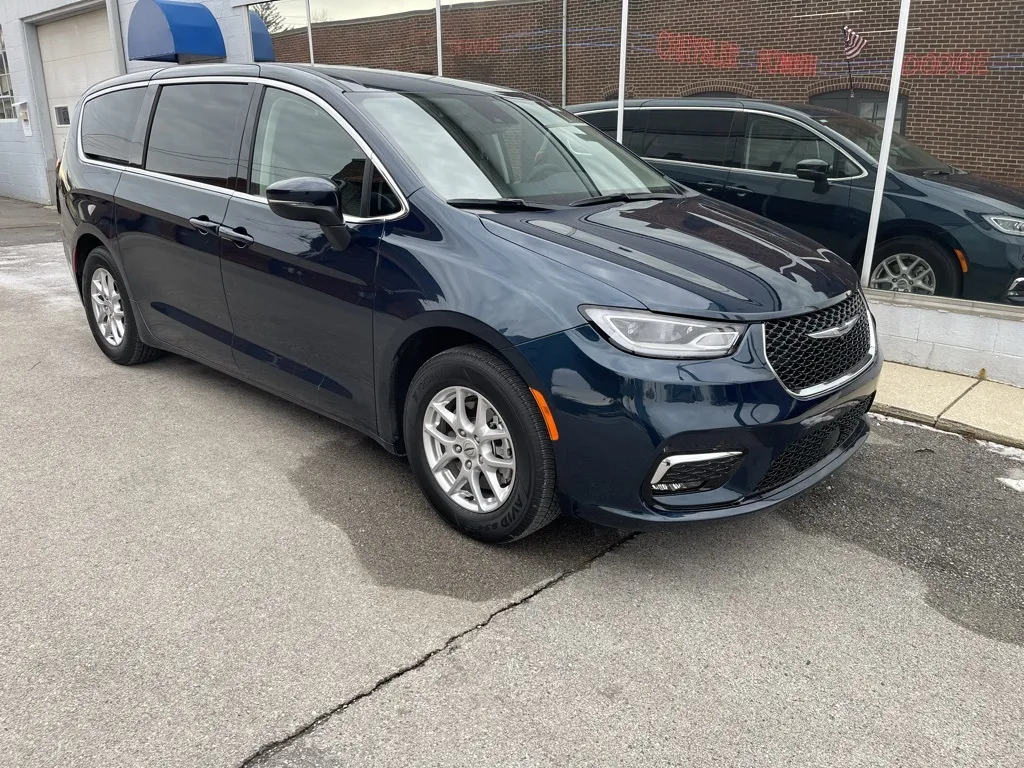 2023 Chrysler Pacifica Touring L's photo