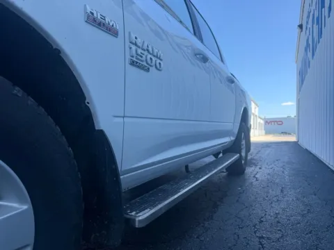 More photos of 2019 Ram 1500 Classic SLT at Glass Capital CDJR, IN