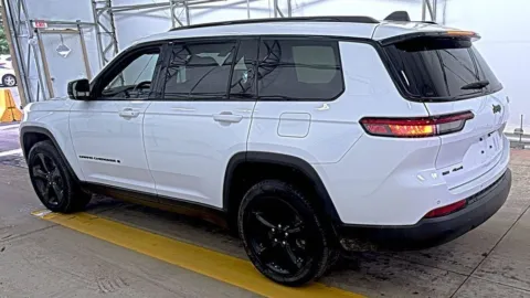 More photos of 2023 Jeep Grand Cherokee L Altitude at Glass Capital CDJR, IN