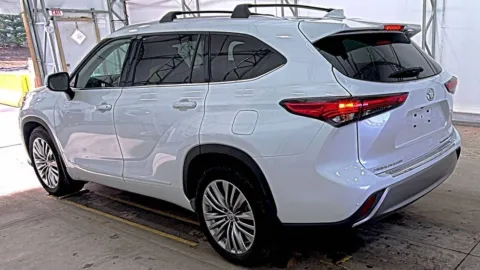 More photos of 2022 Toyota Highlander Platinum at Glass Capital CDJR, IN