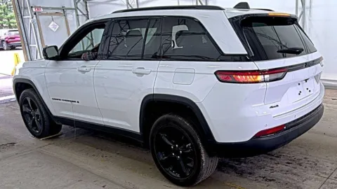 More photos of 2023 Jeep Grand Cherokee Altitude at Glass Capital CDJR, IN