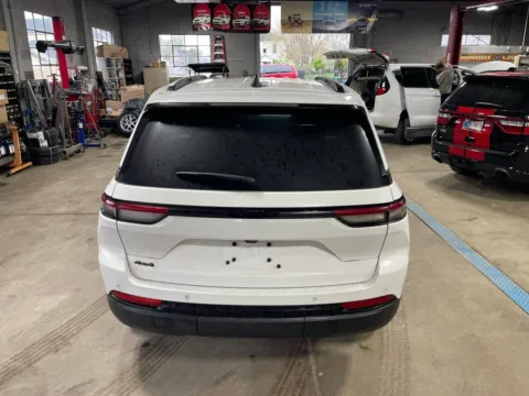 More photos of 2023 Jeep Grand Cherokee Altitude at Glass Capital CDJR, IN